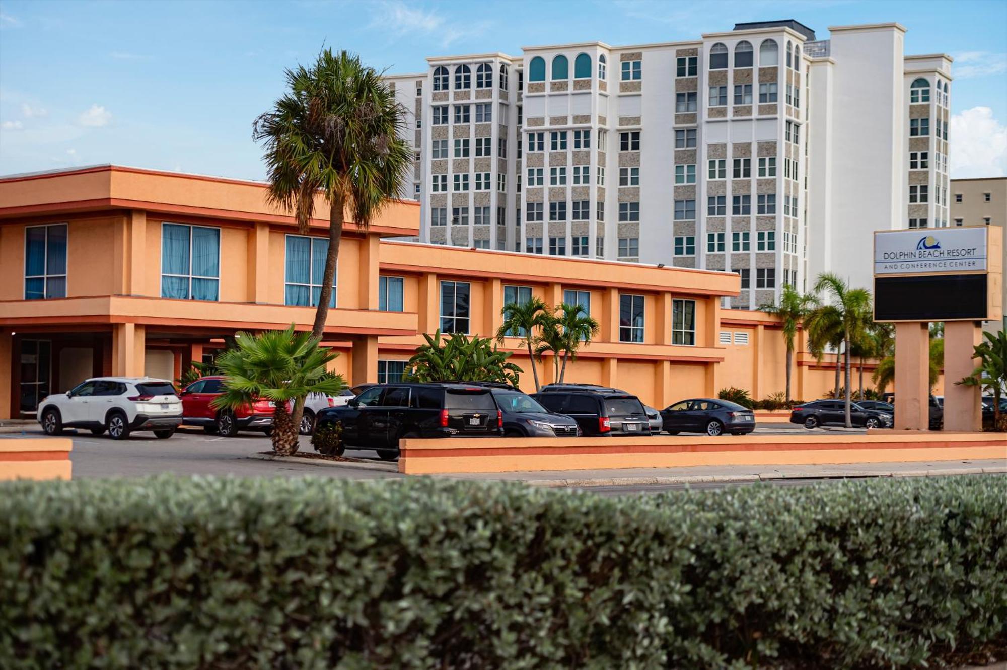 Dolphin Beach Resort St. Pete Beach Exteriör bild