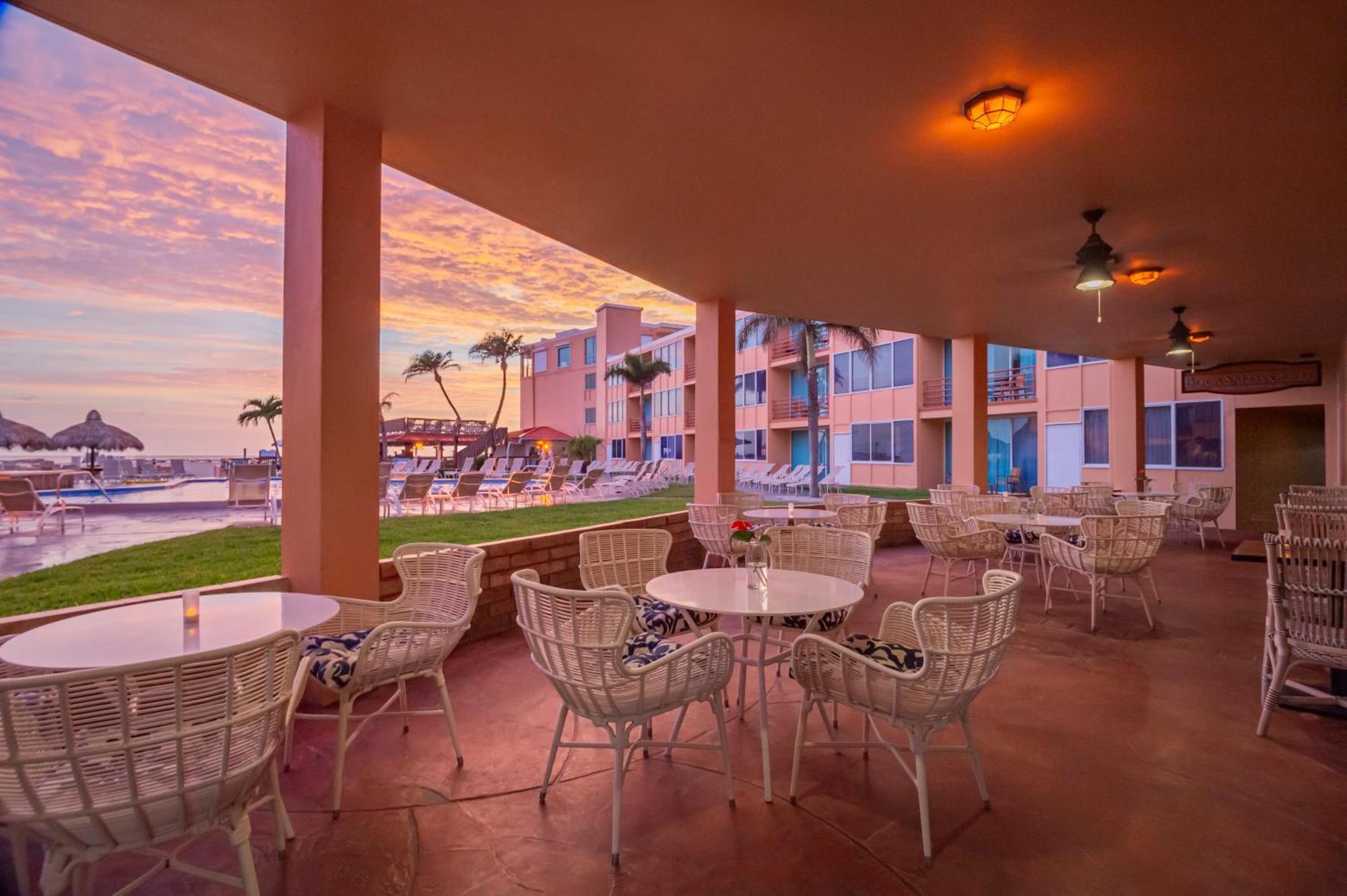 Dolphin Beach Resort St. Pete Beach Exteriör bild