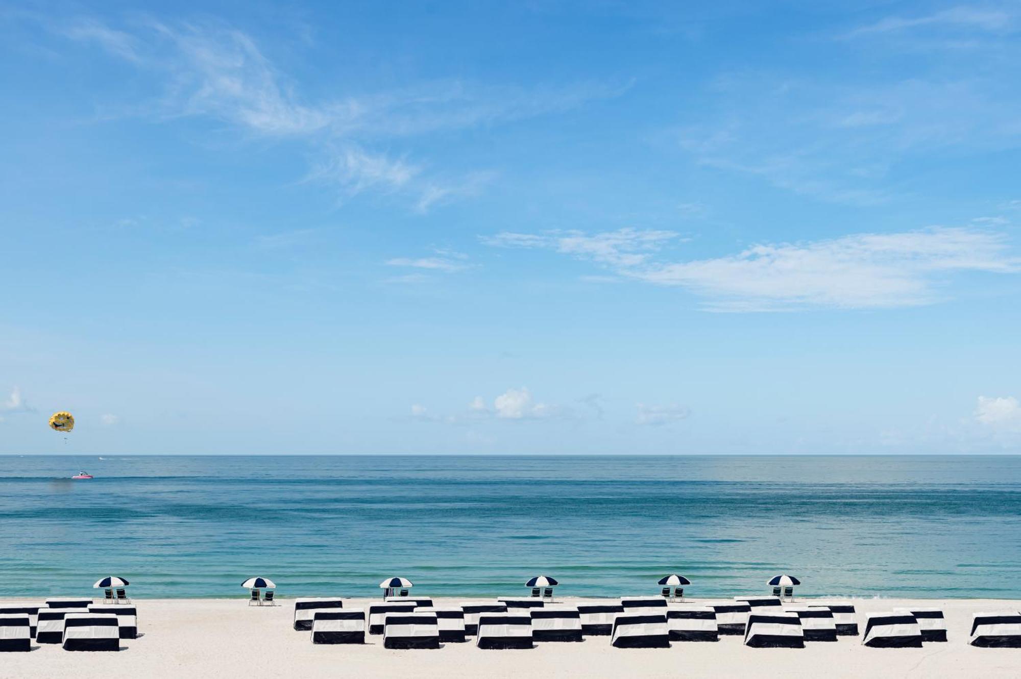 Dolphin Beach Resort St. Pete Beach Exteriör bild